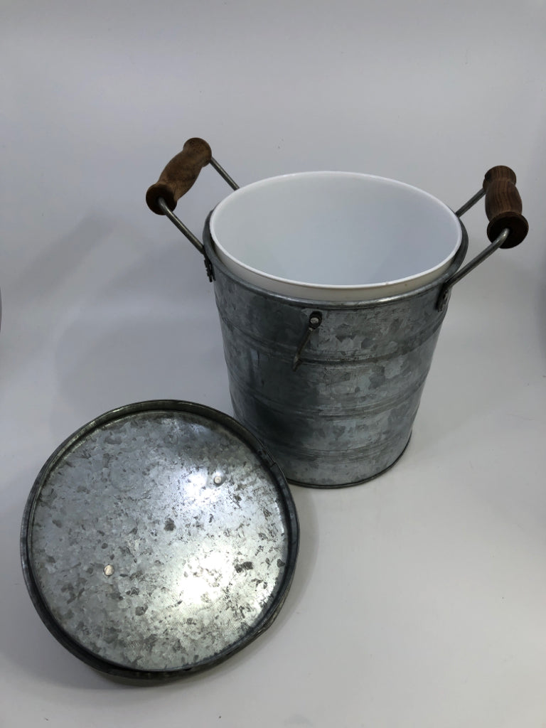 GALVANIZED ICE BUCKET W/LID, HOOK & WOOD HANDLES.