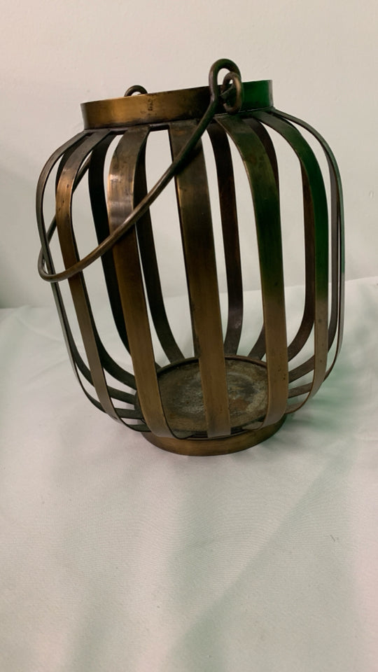 BRASS METAL LANTERN.