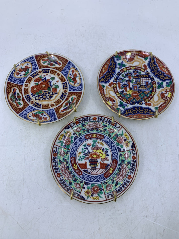 3 MINI ASIAN STYLE DECORATIVE PLATES IN BAG.