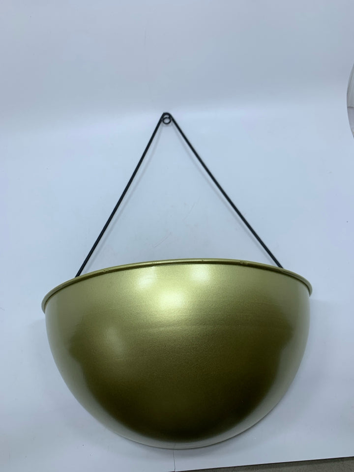 GOLD METAL WALL POCKET PLANTER.