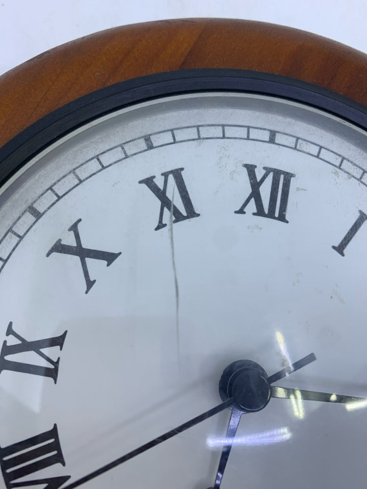 VTG METAL AND DARK WOOD DESK CLOCK.