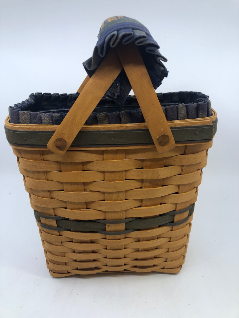 1996 COLLECTORS CLUB BASKET W PLASTIC LINER AND PLAID INSERT.