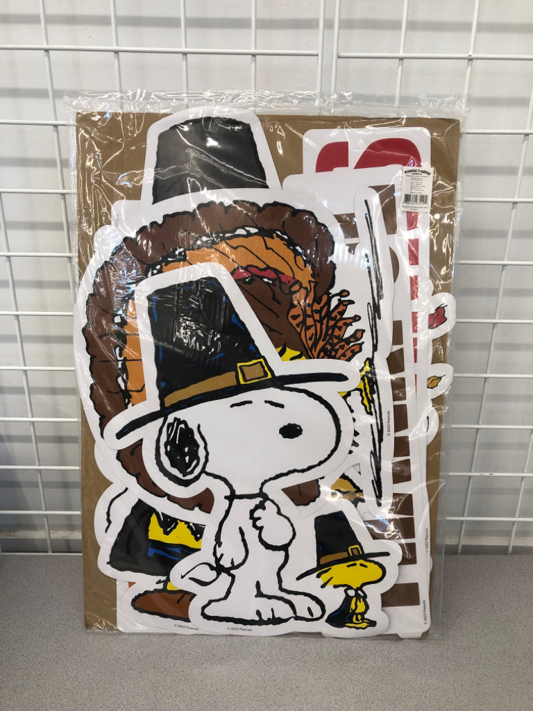 NIP PEANUTS THANKSGIVING WALL CUTOUTS.