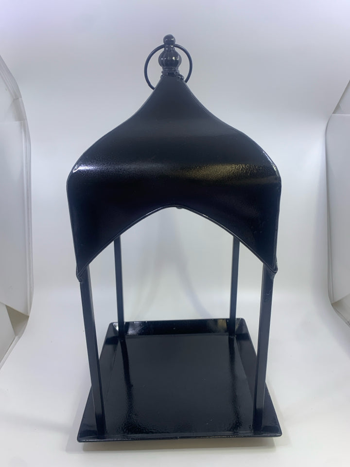 BLACK METAL HANGING LANTERN.
