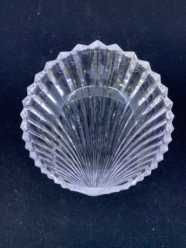 GLASS SHELL BOWL WITH RIBBED EDGES.