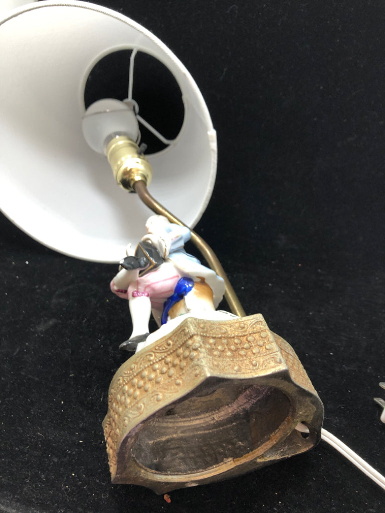 VTG VICTORIAN MAN PORCELAIN LAMP.