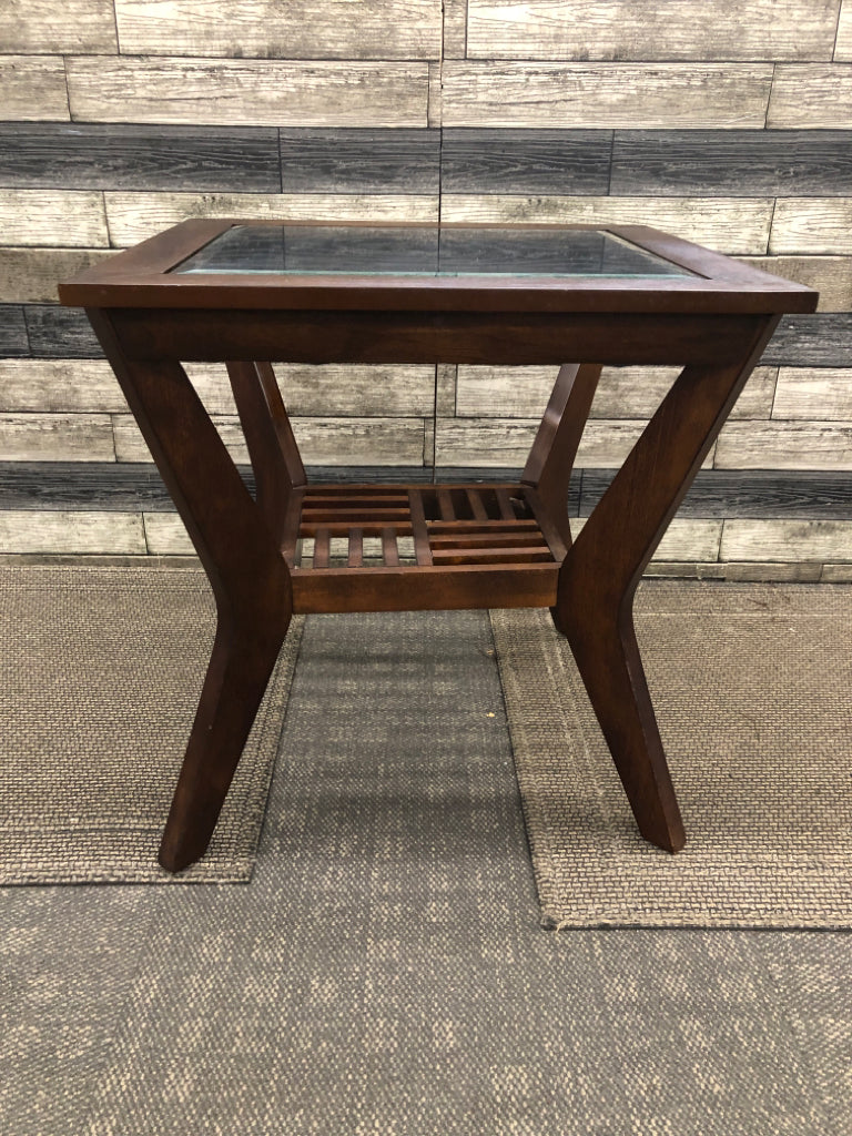 DK WOOD SIDE TABLE W/GLASS TOP.