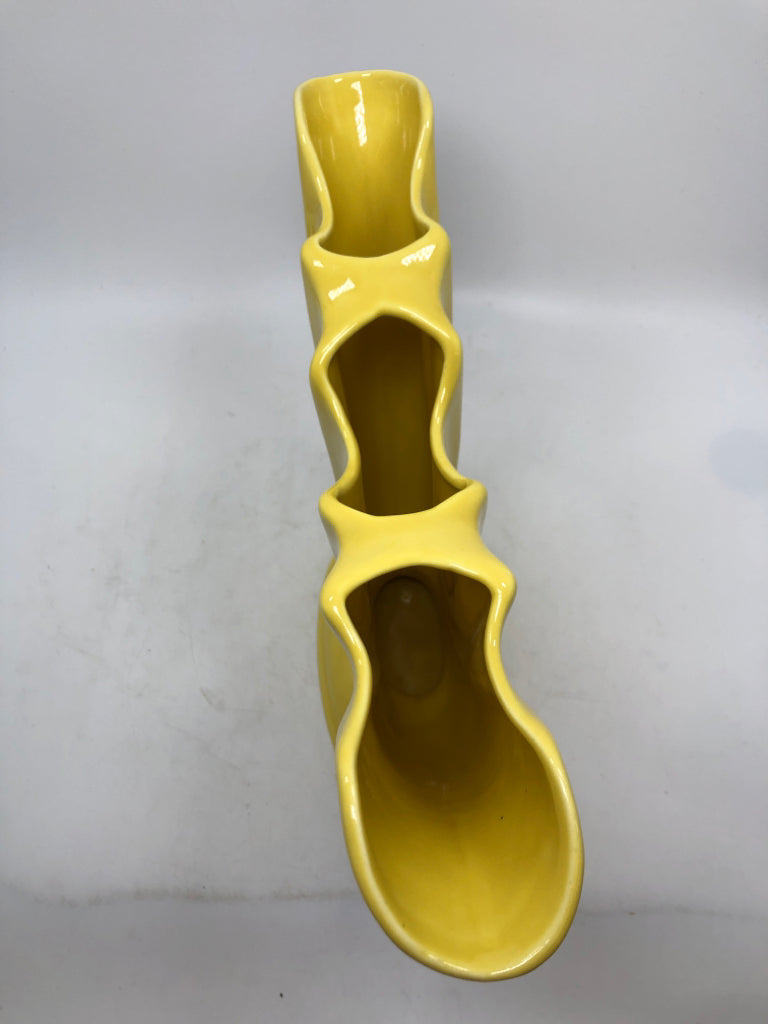 VTG YELLOW CAMARK FAN VASE.