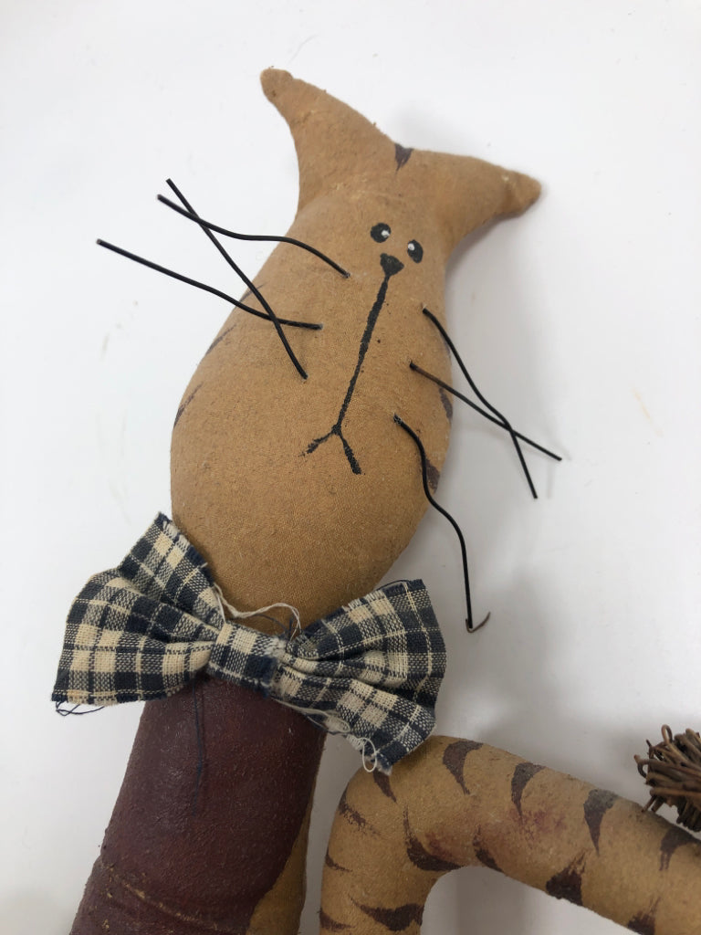 PRIMITIVE LONG NECK FABRIC CAT.