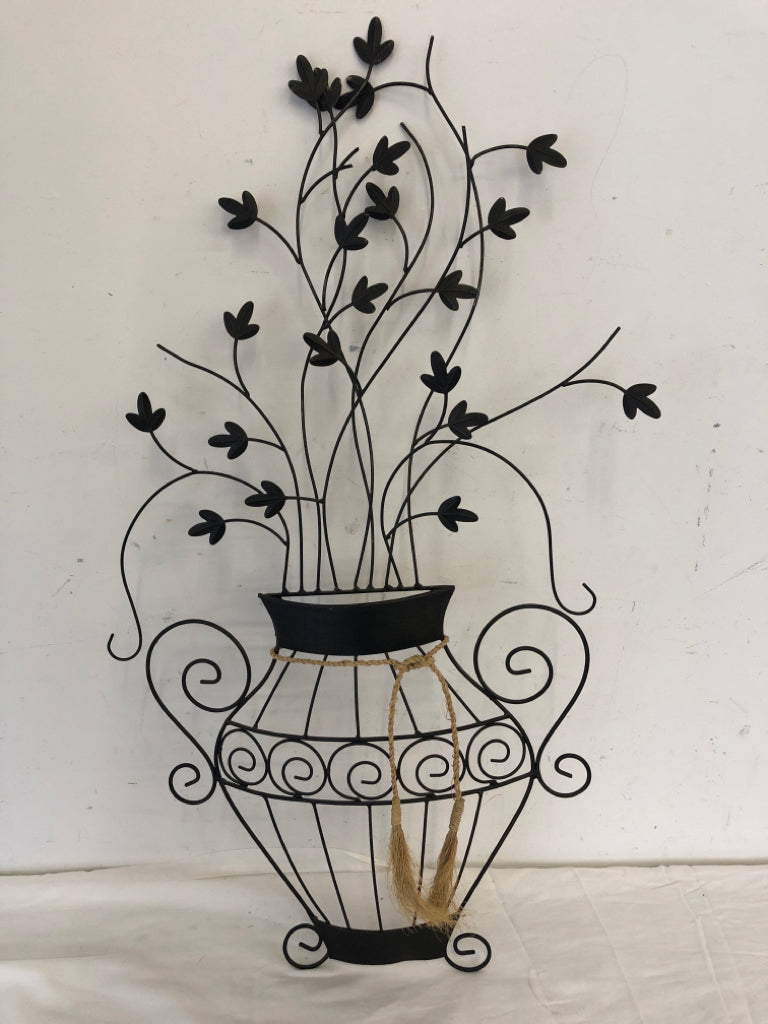 METAL FLORAL WALL HANGING.