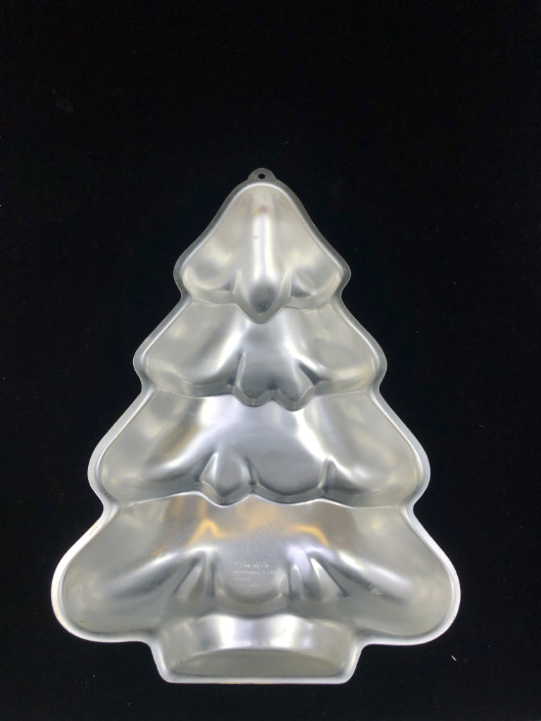 CHRISTMAS TREE CAKE PAN.