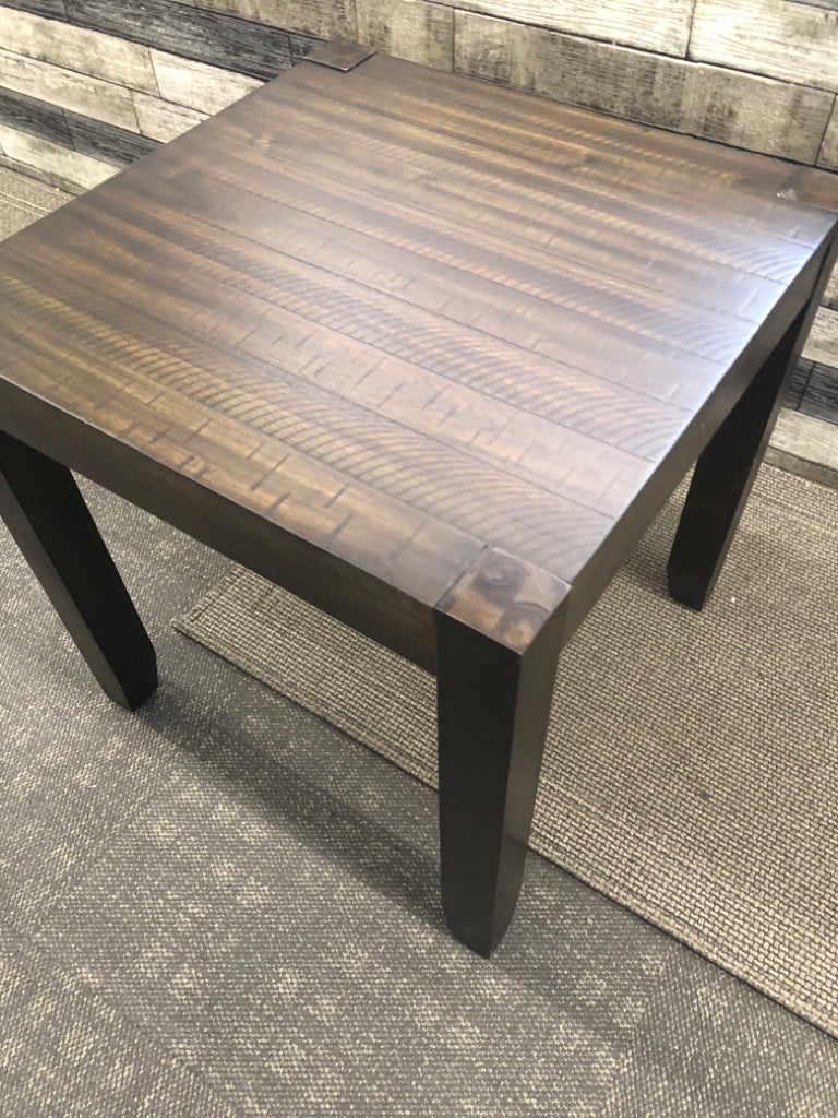 DARK BROWN WOOD SLAT STYLE END TABLE.