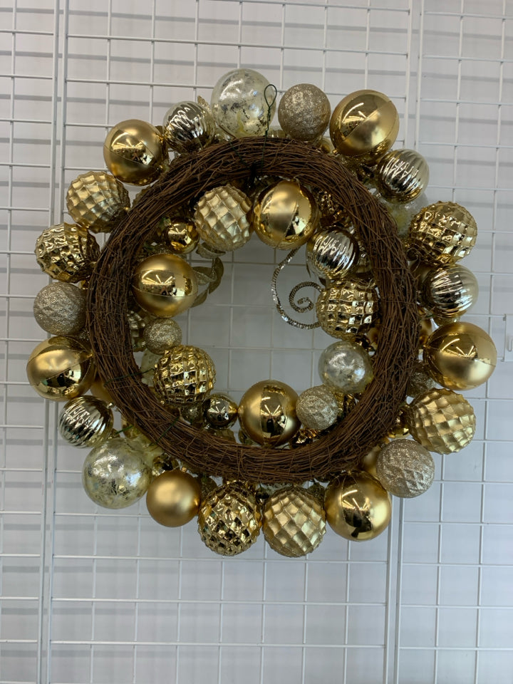 GOLD AND GLITTER ORNAMENT WREATH.