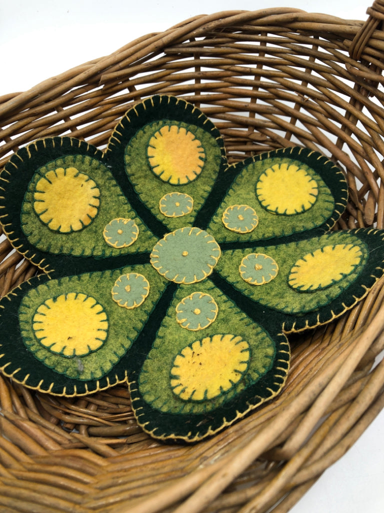 WICKER BASKET W/FELT TRIVET INSERT.
