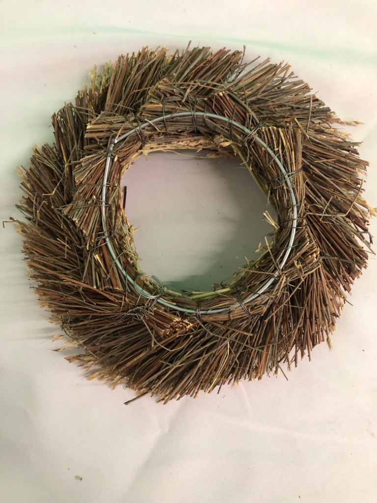 SMALL WHEAT WREATH W/ RED DETAILS.