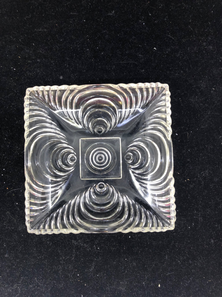 SQUARE GLASS TRAY W/ CURVE DESIGNS.