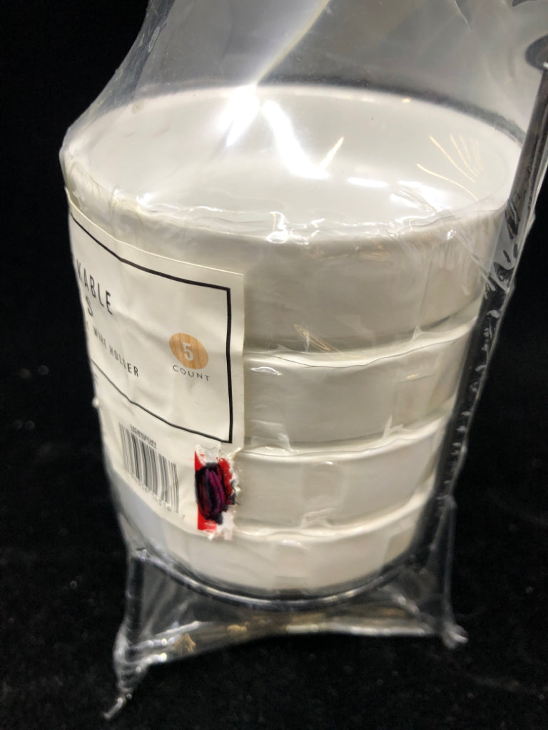 NIP STACKABLE BOWLS W/WIRE HOLDER.