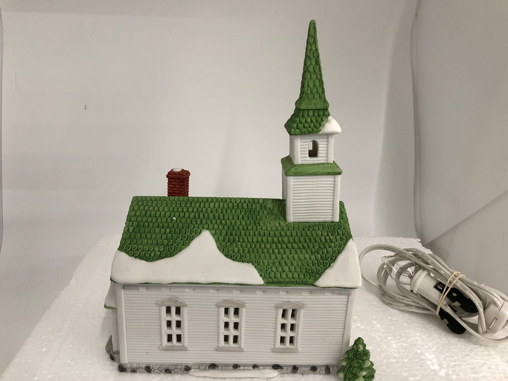 CERAMIC WHITE CHURCH VILLAGE HOUSE DEPARTMENT 56.