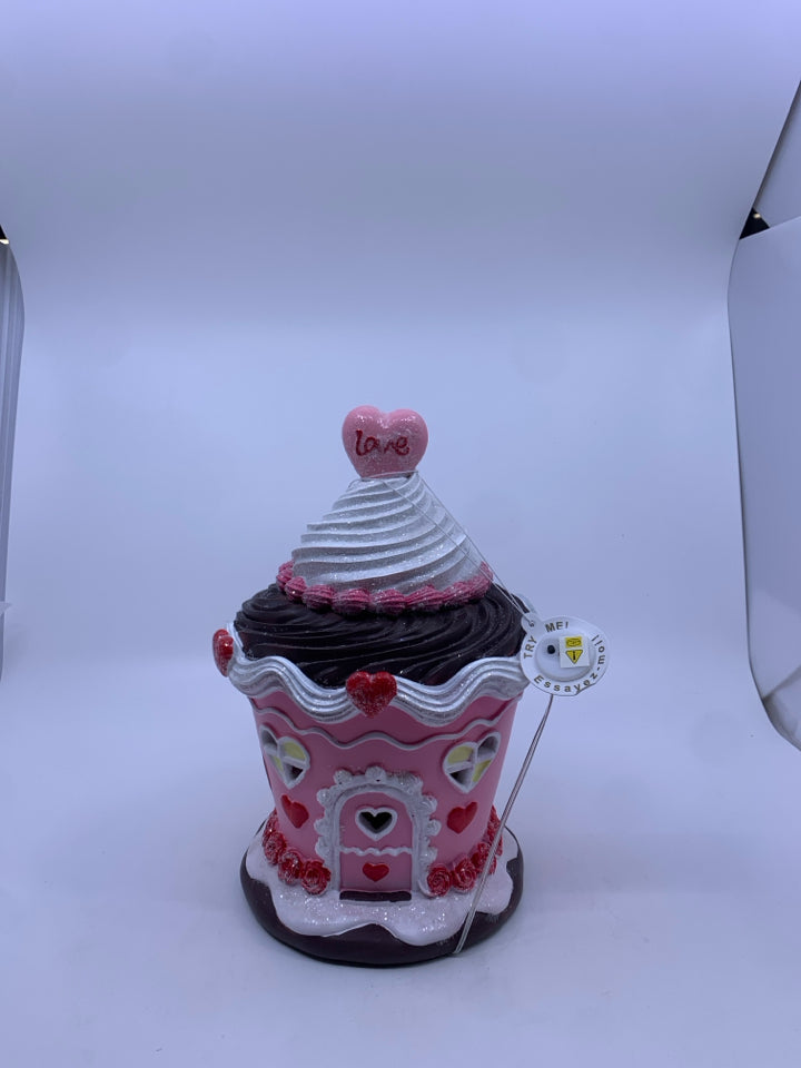 VALENTINES DAY LIGHT UP CUPCAKE HOUSE DECOR.