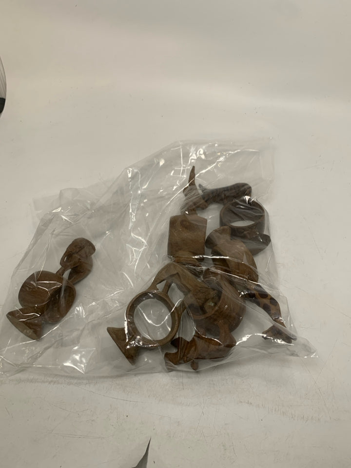 6 WOOD CARVED ASSORTED SAFARI ANIMALS IN BAG.