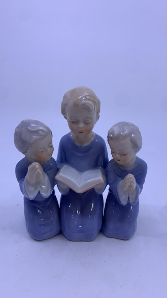 3 CHILDREN KNELLING AND PRAYING.