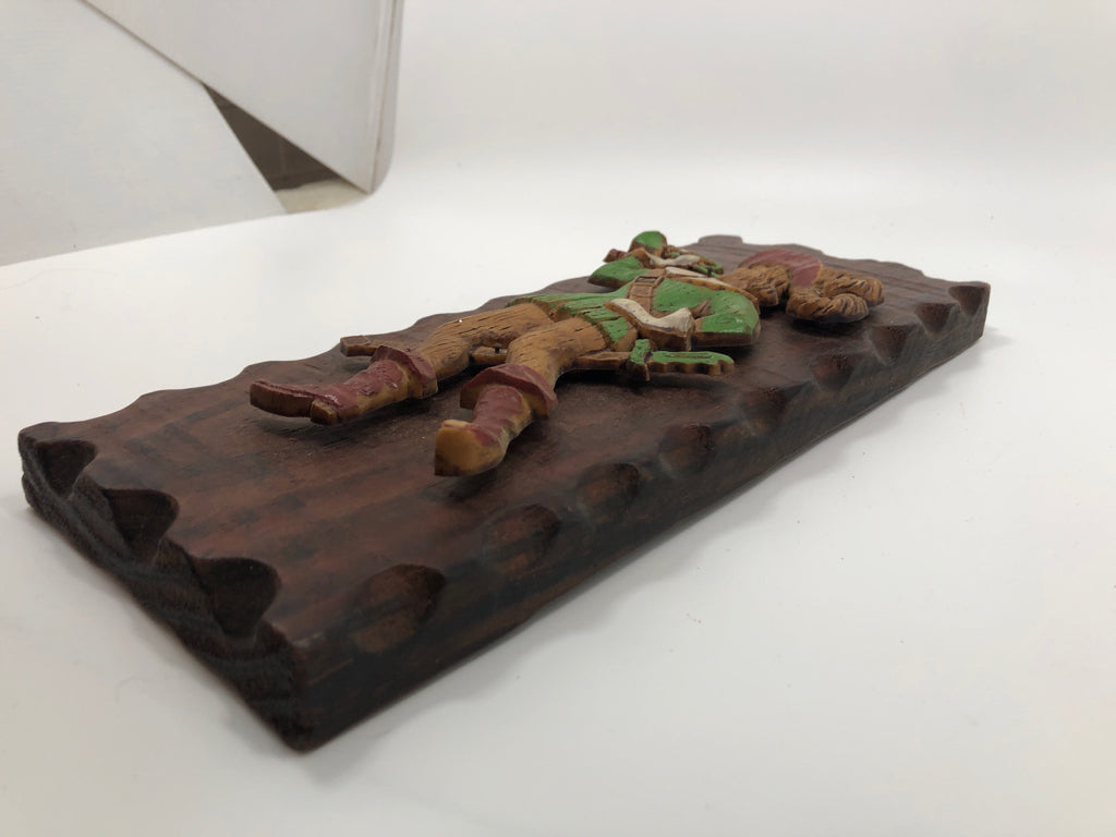 VTG DARK WOOD WALL PLAQUE MUSICIAN IN GREEN.