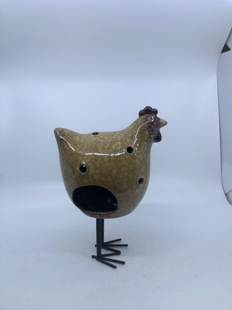 BROWN HEN W/METAL LEGS TEA LIGHT.