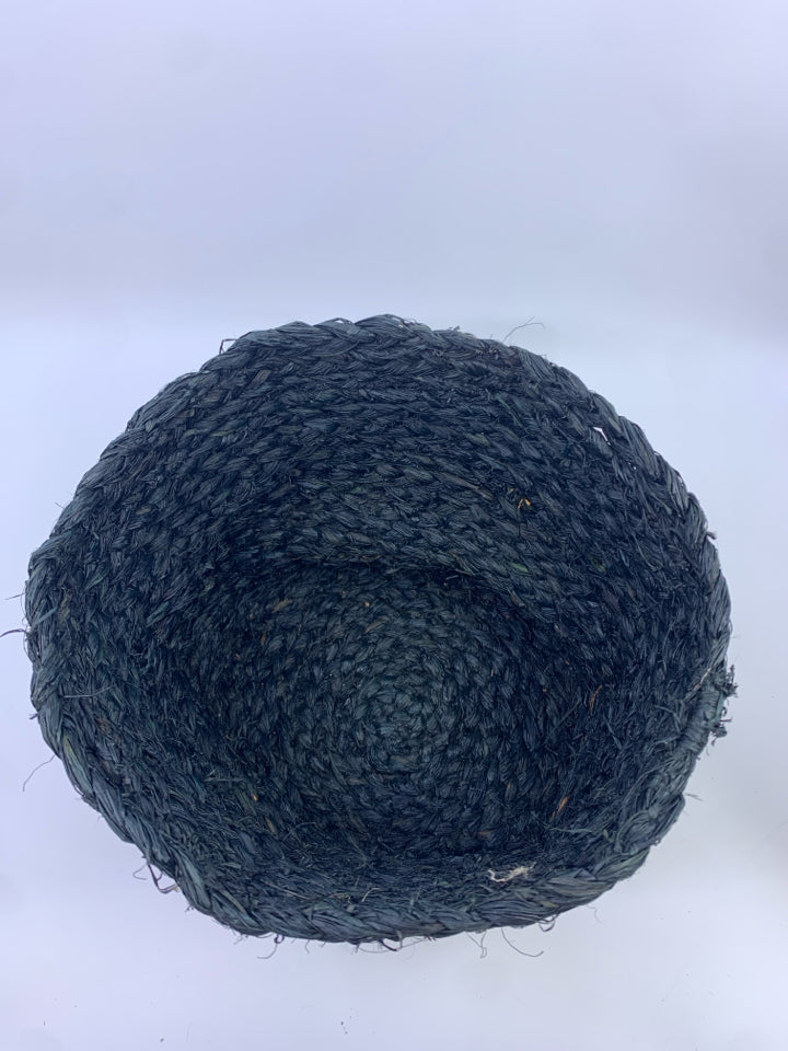 ROUND BLACK WOVEN BASKET.