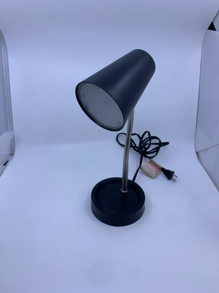 BLACK ADJUSTABLE DESK LAMP.