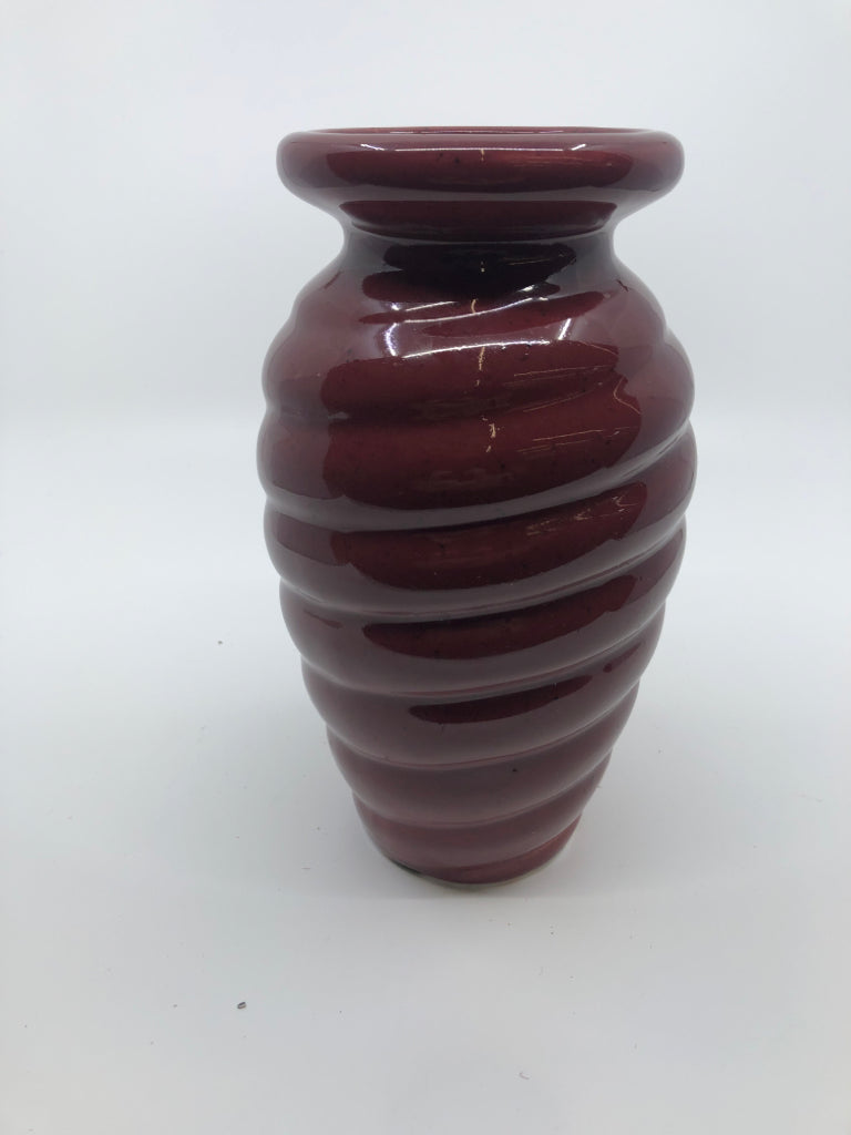 RED RIBBED VASE.