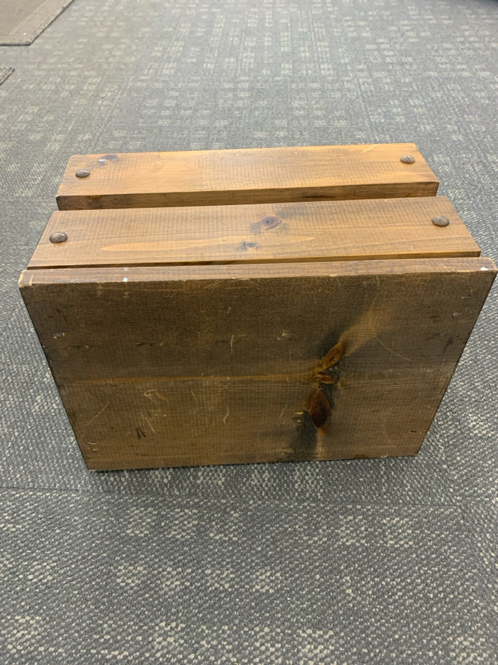 VTG WOOD MAGAZINE RACK.