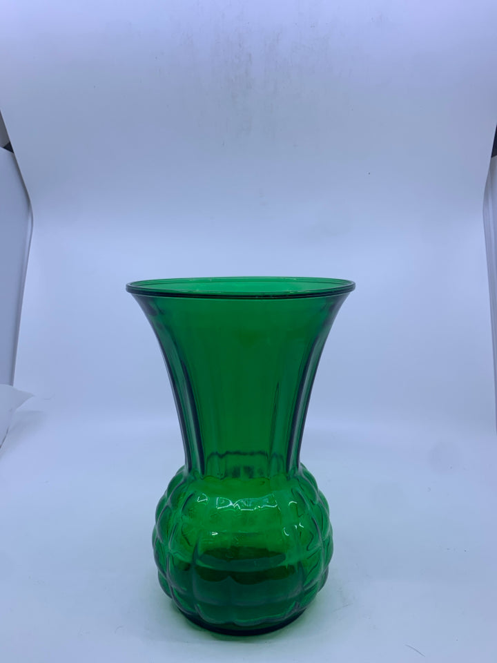 GREEN TEXTURED GLASS VASE W/ FLARED TOP.