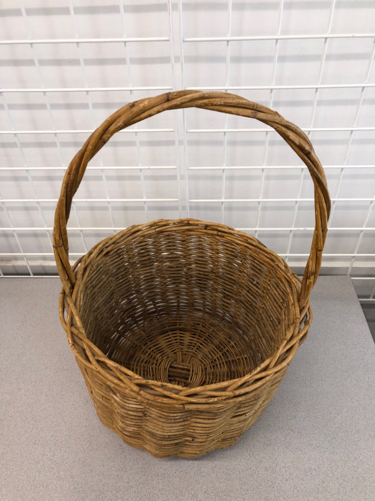 WICKER BASKET W/LG HANDLE.