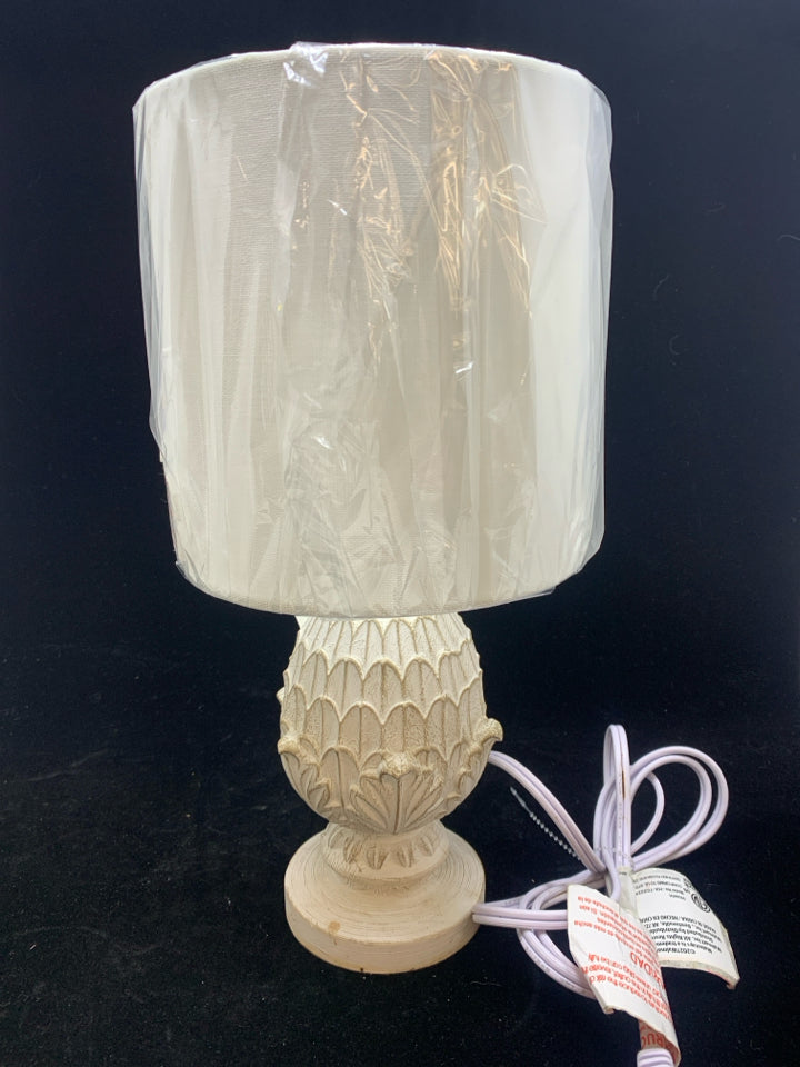 DISTRESSED ARTICHOKE BASE LAMP W/WHITE SHADE.