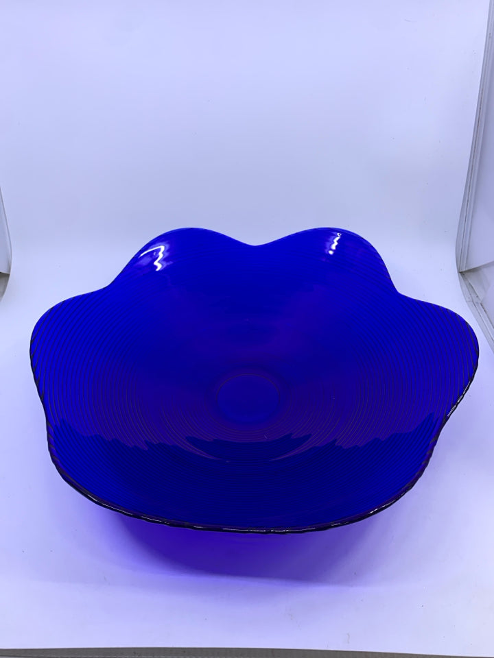 VTG LARGE COBALT BLUE FLOWER SHAPED BOWL.