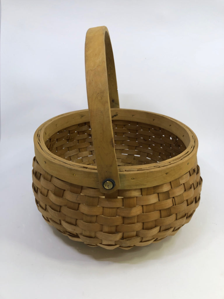 BLONDE WOVEN ROUND BASKET W/ HANDLE.