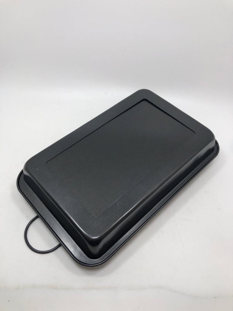 NON STICK DIVIDED BROWNIE PAN.
