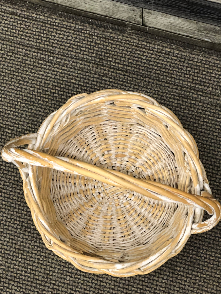WHITE WASHED ROUND WICKER BASKET.