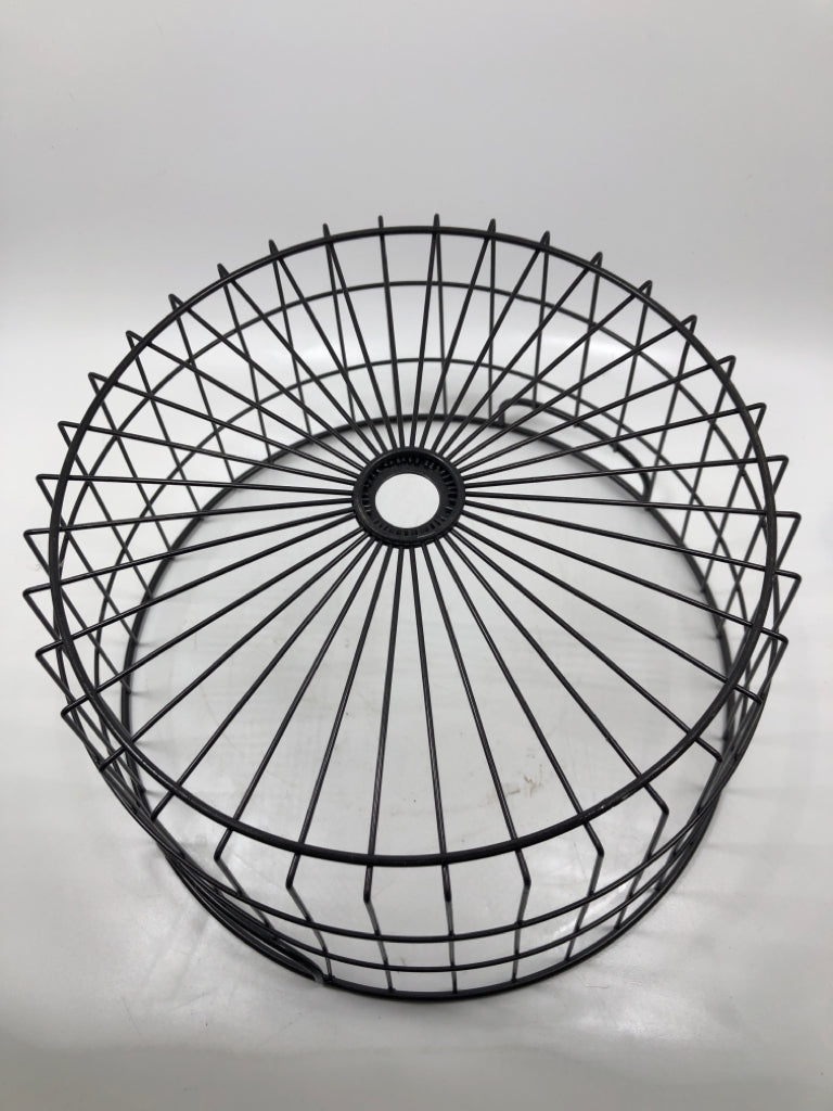 METAL WIRE BASKET.