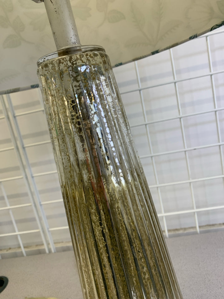 GREEN & CREAM FLORAL LAMP W/RIBBED METALLIC BASE.