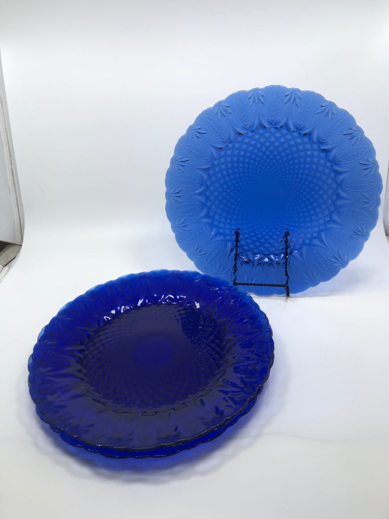 4 BLUE GLASS FLORAL DINNER PLATES.