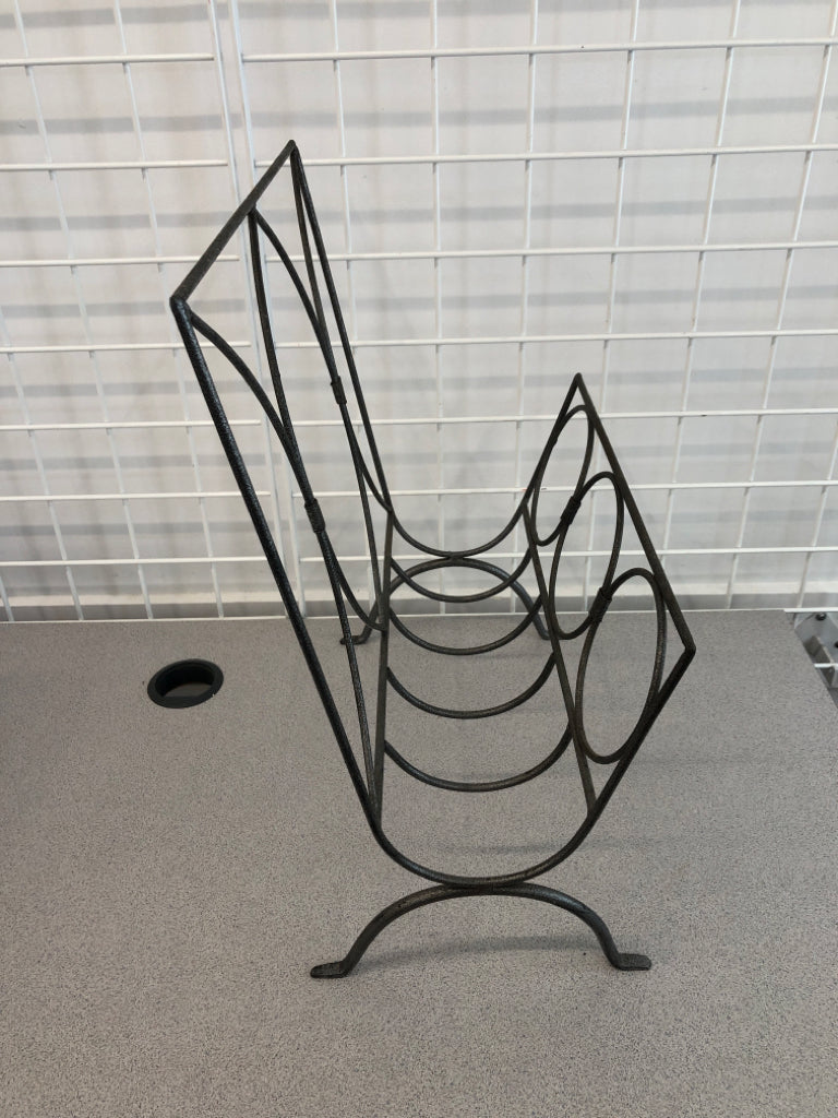 VTG STYLE GRAY METAL MAGAZINE RACK.