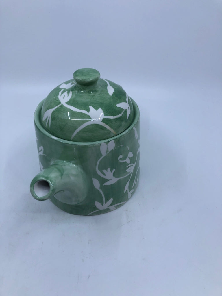 GREEN/WHITE FLORAL TEAPOT.