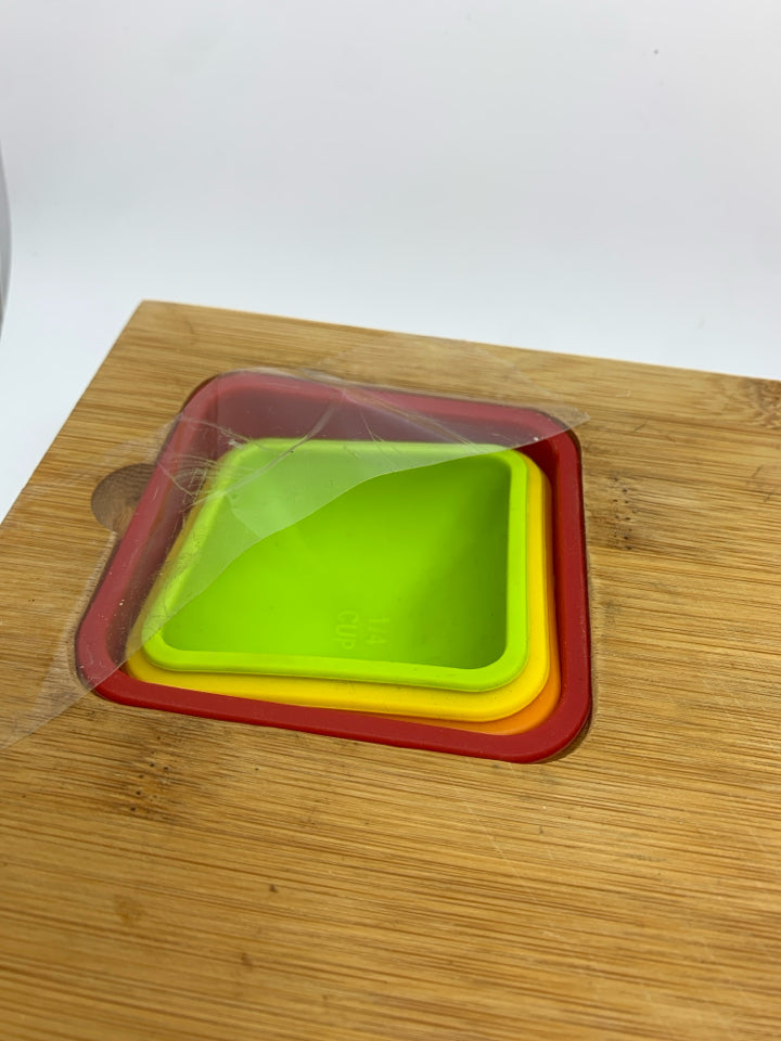 BAMBOO CUTTING BOARD W/4 SILICONE MEASURING CUPS.