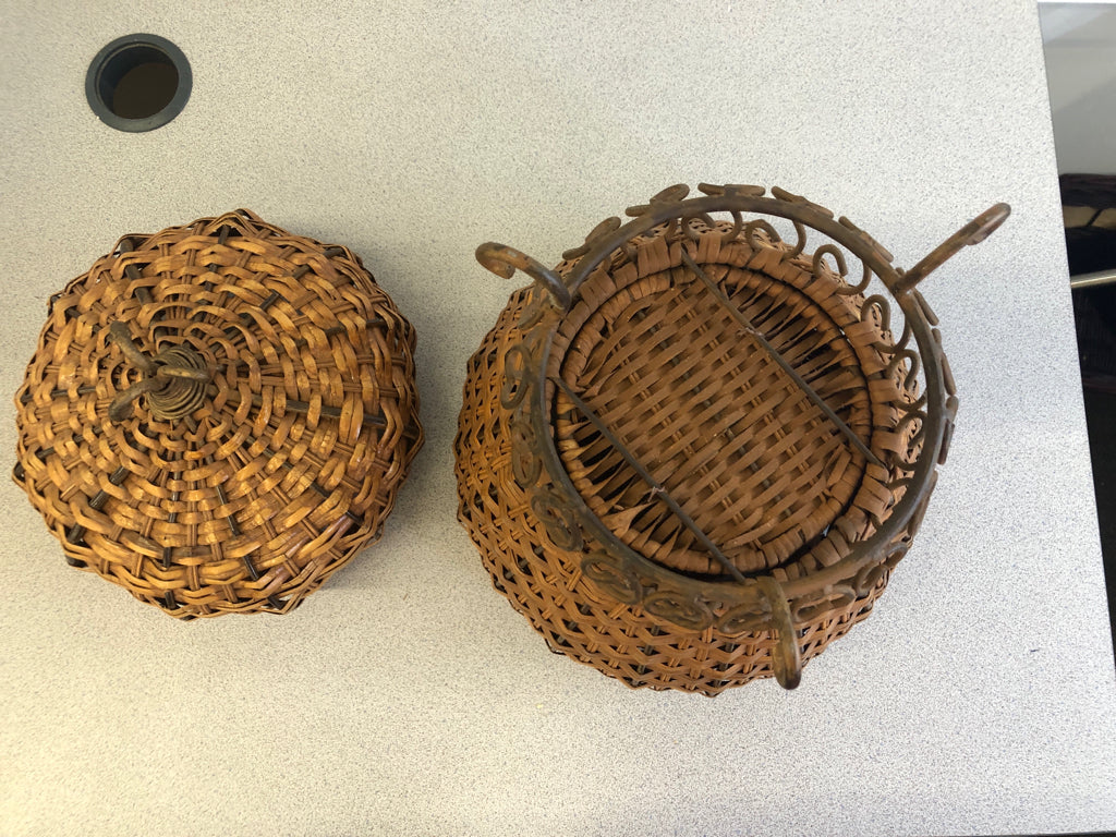METAL FOOTED BASKET W/ TOP STURDY CARMEL WICKER.