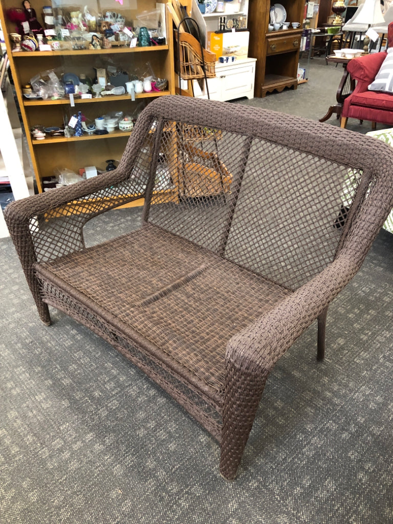 BROWN WICKER OUTDOOR LOVE SEAT.