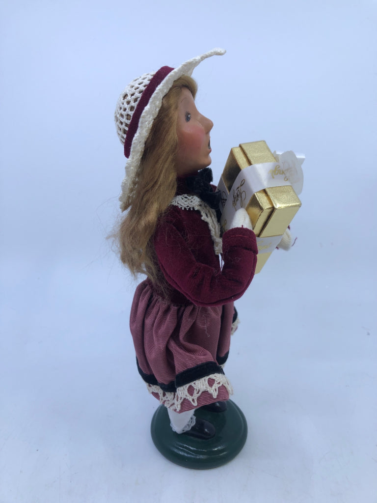 BYERS' CHOICE GIRL HOLDING GOLD PRESENT BOX W/ LACE HAT- 2003.