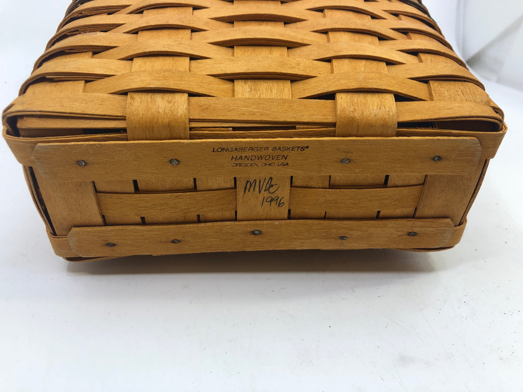 1996 COLLECTORS CLUB BASKET W PLASTIC LINER AND PLAID INSERT.