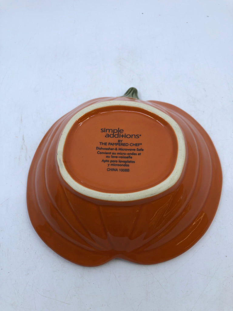 NIB PAMPERED CHEF PUMPKIN DISH.