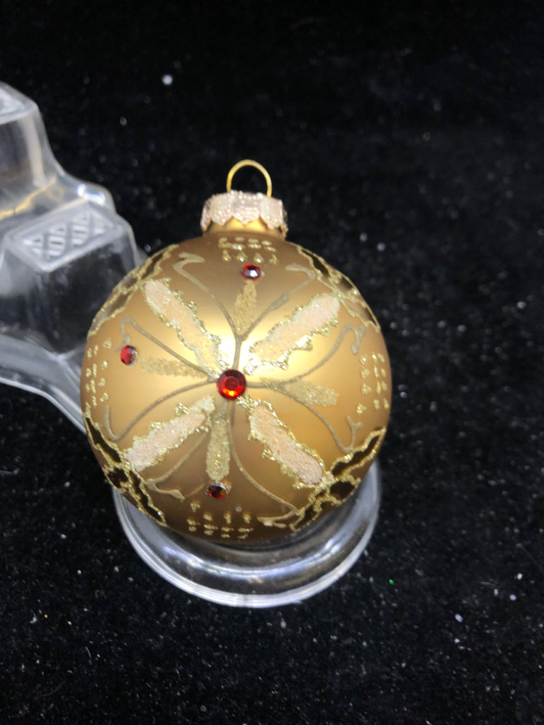 GOLD GLITTER SNOWFLAKE ORNAMENT.